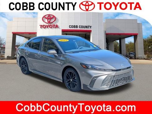 Used 2025 Toyota Camry SE image 1