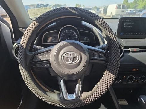 Used 2019 Toyota Yaris LE FWD image 6