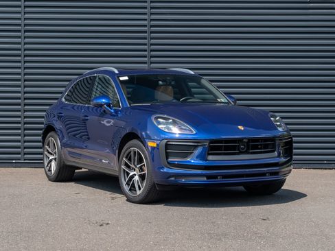 Certified 2024 Porsche Macan AWD/4WD image 10