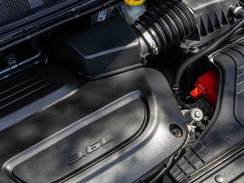 Used 2023 Chrysler Pacifica Touring-L FWD image 30