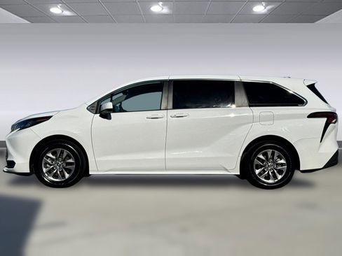 Used 2024 Toyota Sienna LE image 7