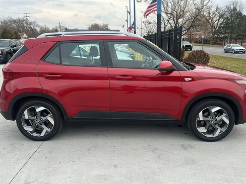 Used 2022 Hyundai Venue SEL image 4