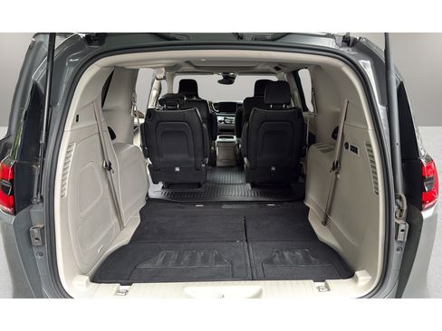 Used 2022 Chrysler Pacifica Limited FWD image 19
