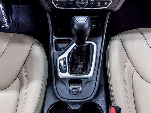 Used 2017 Jeep Cherokee Limited image 25