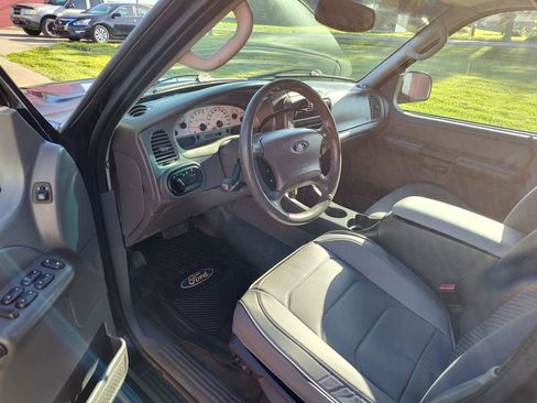 Used 2005 Ford Explorer Sport Trac 4x4 image 5