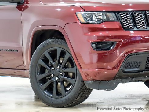 Used 2017 Jeep Grand Cherokee Altitude image 3