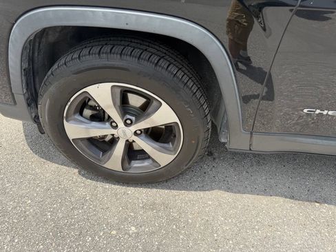 Used 2019 Jeep Cherokee Limited AWD/4WD image 8