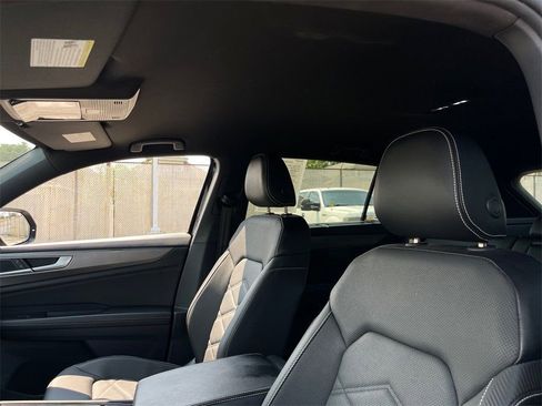 Used 2024 Volkswagen Atlas Cross Sport SE image 11