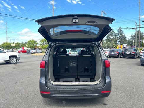 Used 2017 Kia Sedona LX w/ LX Essentials Premium Package FWD image 7