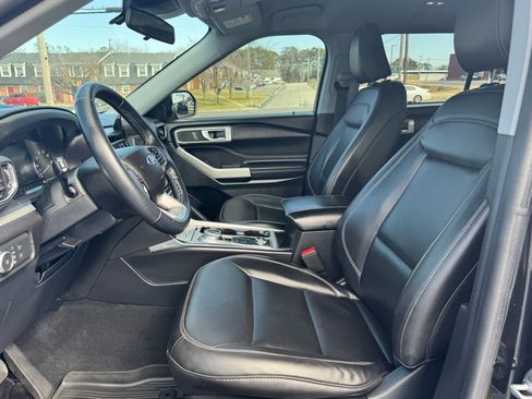 Used 2022 Ford Explorer XLT w/ Equipment Group 202A image 16