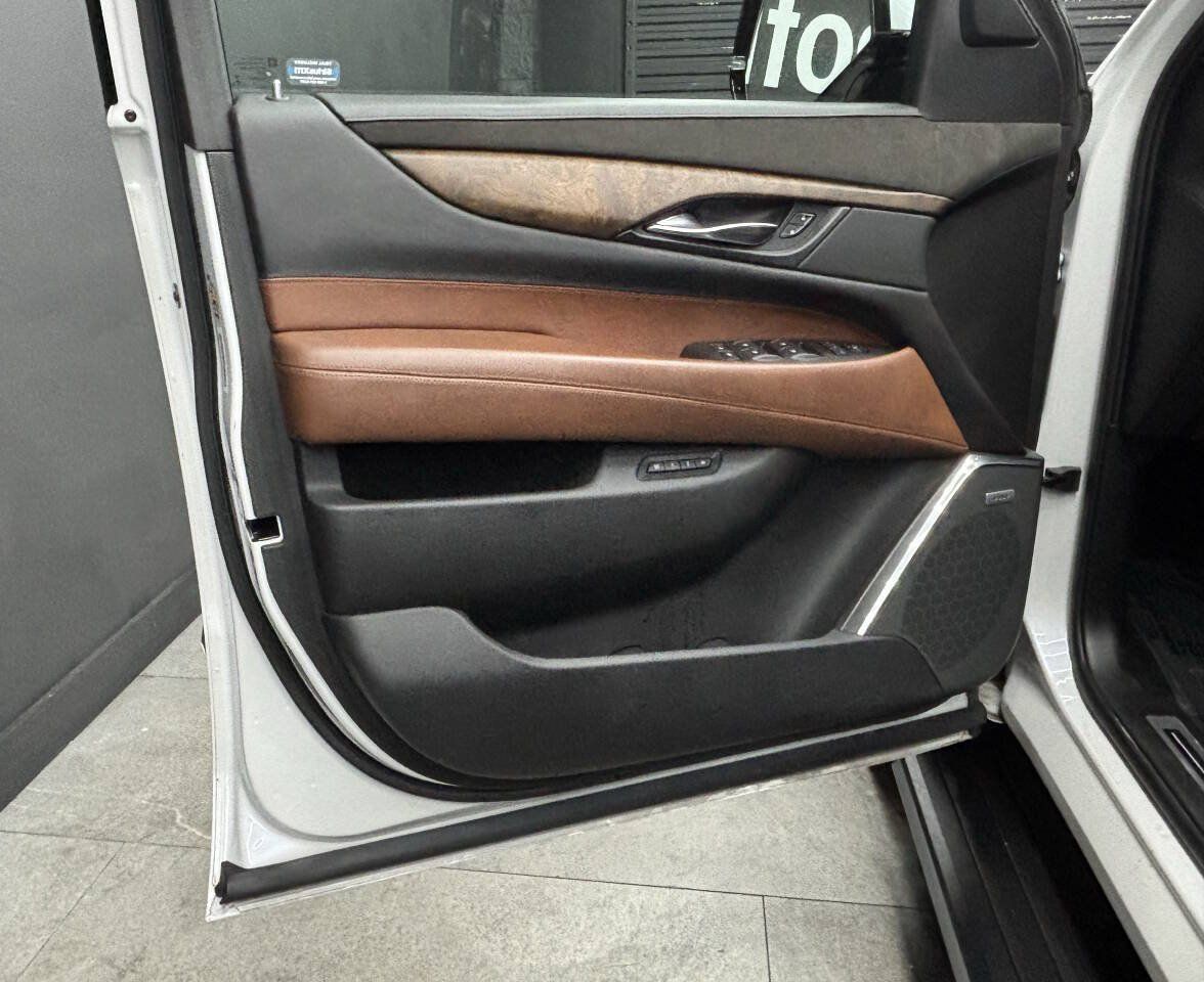 Used 2016 Cadillac Escalade Premium AWD/4WD image 16