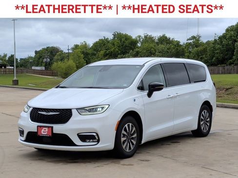 Used 2024 Chrysler Pacifica Limited FWD image 3