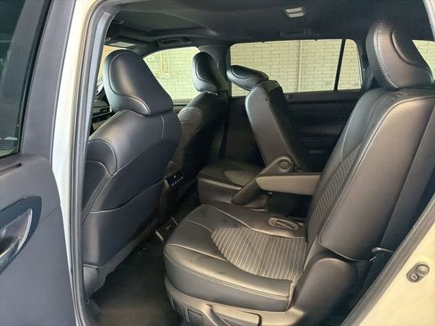 Used 2021 Toyota Highlander XSE FWD image 9