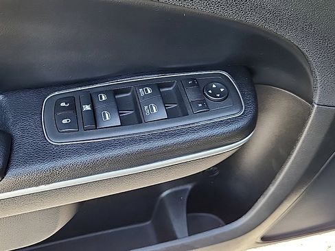 Used 2022 Chrysler 300 S AWD/4WD image 13