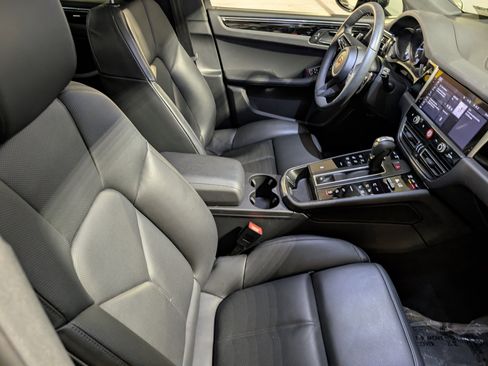 Used 2025 Porsche Macan image 23