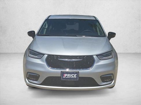 Used 2024 Chrysler Pacifica Touring-L FWD image 2