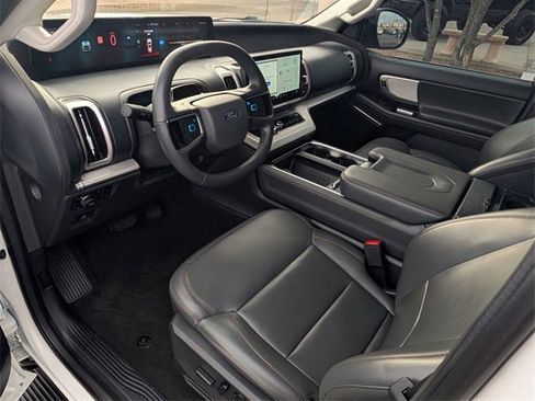 Certified 2025 Ford Expedition Active image 9