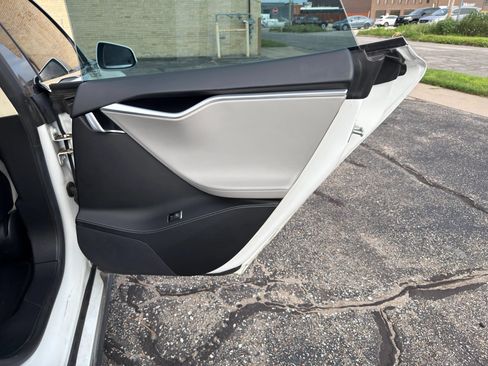 Used 2015 Tesla Model S 70 RWD image 29