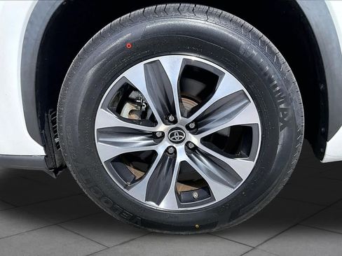 Used 2023 Toyota Highlander XLE FWD image 11