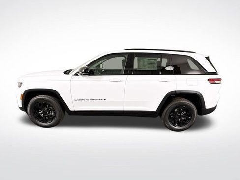 New 2025 Jeep Grand Cherokee Laredo image 4