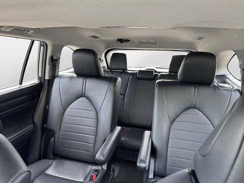 Used 2025 Toyota Highlander XLE AWD/4WD image 12