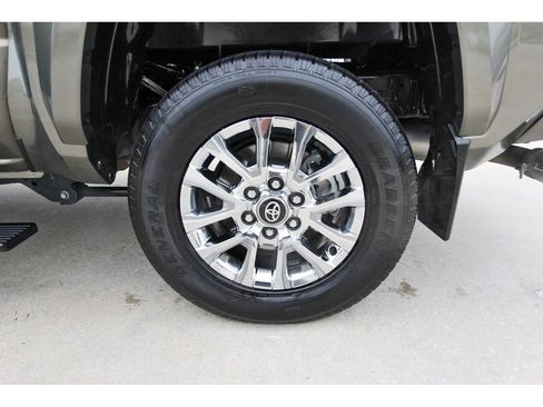 Used 2025 Toyota Tacoma Limited AWD/4WD image 31