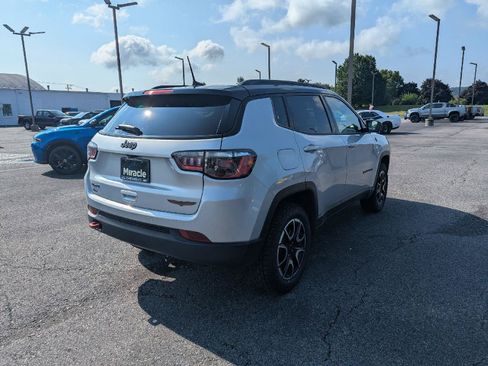 Used 2025 Jeep Compass Trailhawk AWD/4WD image 7