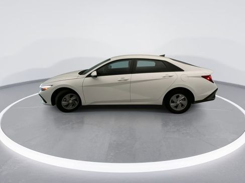 Certified 2026 Hyundai Elantra SE FWD image 3