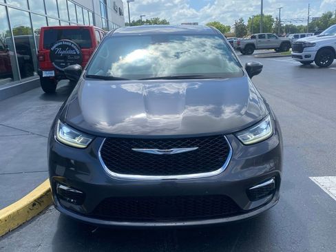 Used 2023 Chrysler Pacifica Touring-L FWD image 3
