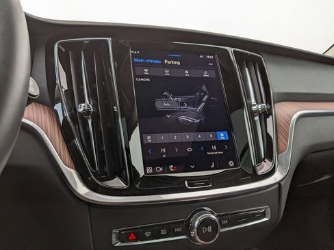 Used 2025 Volvo V60 B5 Cross Country Plus image 16