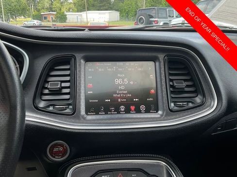 Used 2015 Dodge Challenger SRT image 19