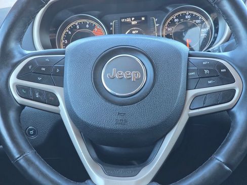 Used 2017 Jeep Cherokee Latitude w/ Comfort/Convenience Group image 18