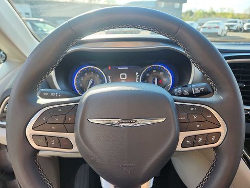 Used 2024 Chrysler Pacifica Touring-L FWD image 18