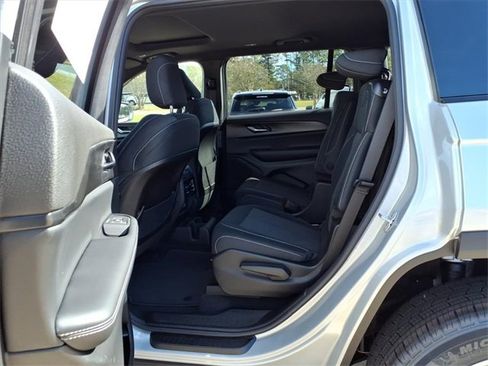 New 2025 Jeep Grand Cherokee L Laredo image 15