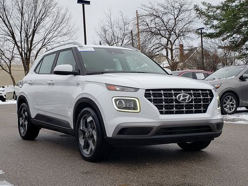 Used 2020 Hyundai Venue SEL w/ Convenience + Premium Package image 3