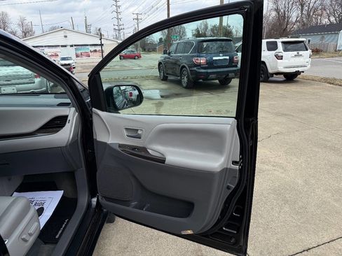 Used 2017 Toyota Sienna XLE Premium image 14