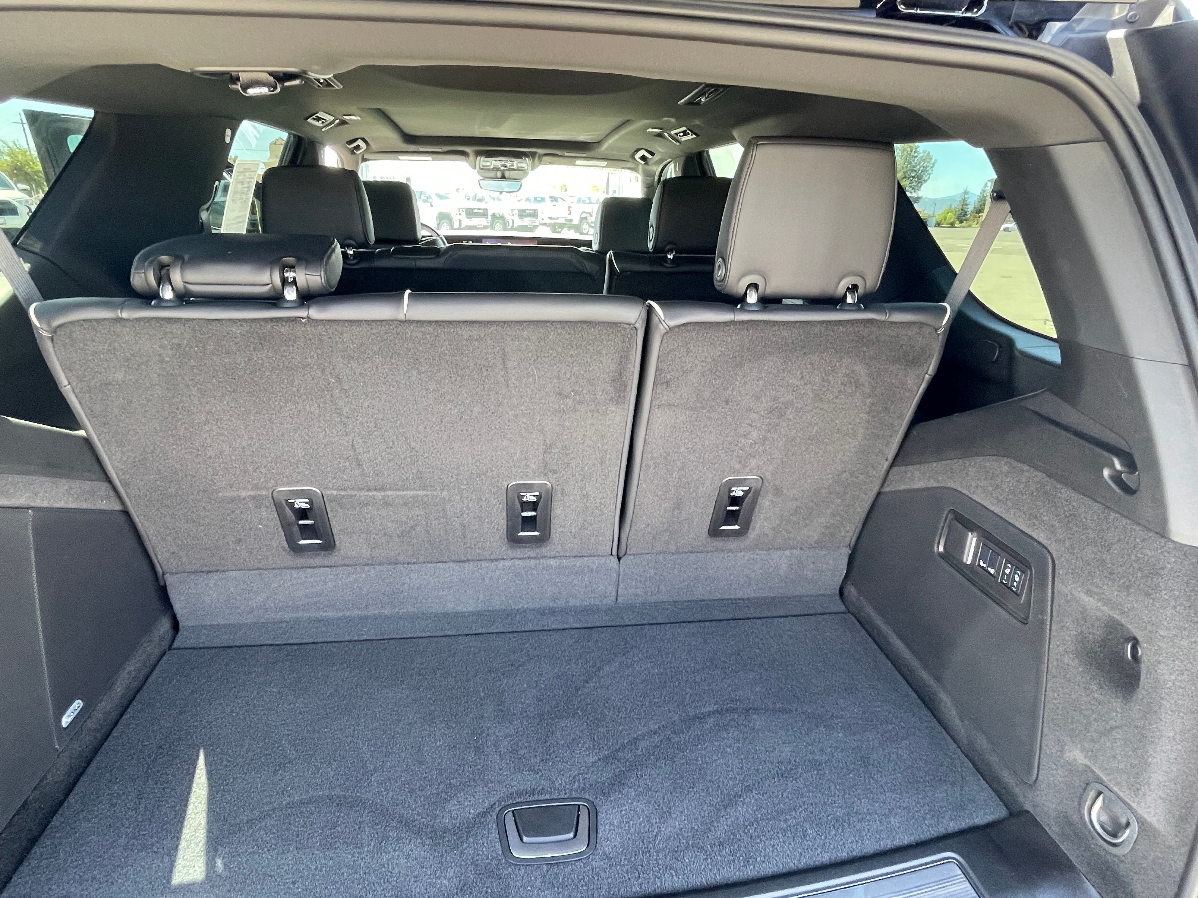 Used 2025 Cadillac Escalade Sport AWD/4WD image 19