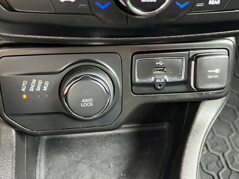 Used 2021 Jeep Renegade Latitude AWD/4WD image 23
