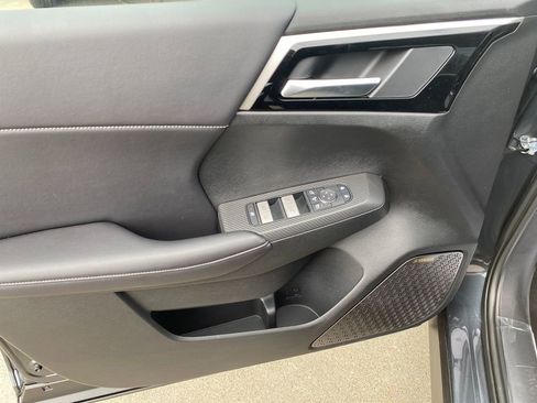 New 2025 Mitsubishi Outlander SE image 11