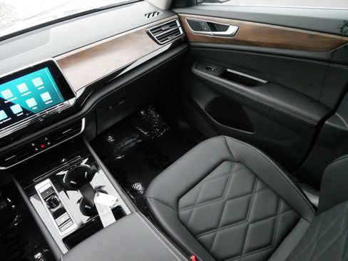 Certified 2025 Volkswagen Atlas SE image 11