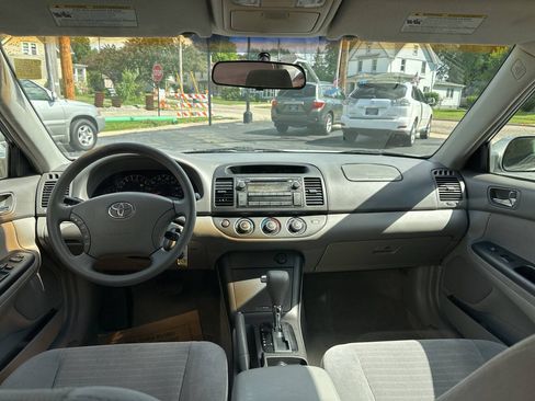 Used 2005 Toyota Camry LE FWD image 14