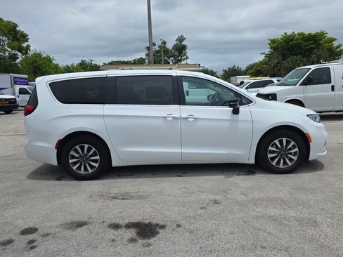 Used 2024 Chrysler Pacifica Limited FWD image 8