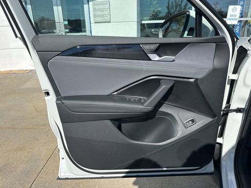 New 2025 Volkswagen Tiguan SE image 11