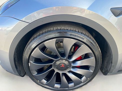 Used 2024 Tesla Model Y Performance image 29