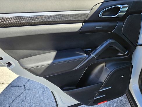 Used 2016 Porsche Cayenne Turbo image 27