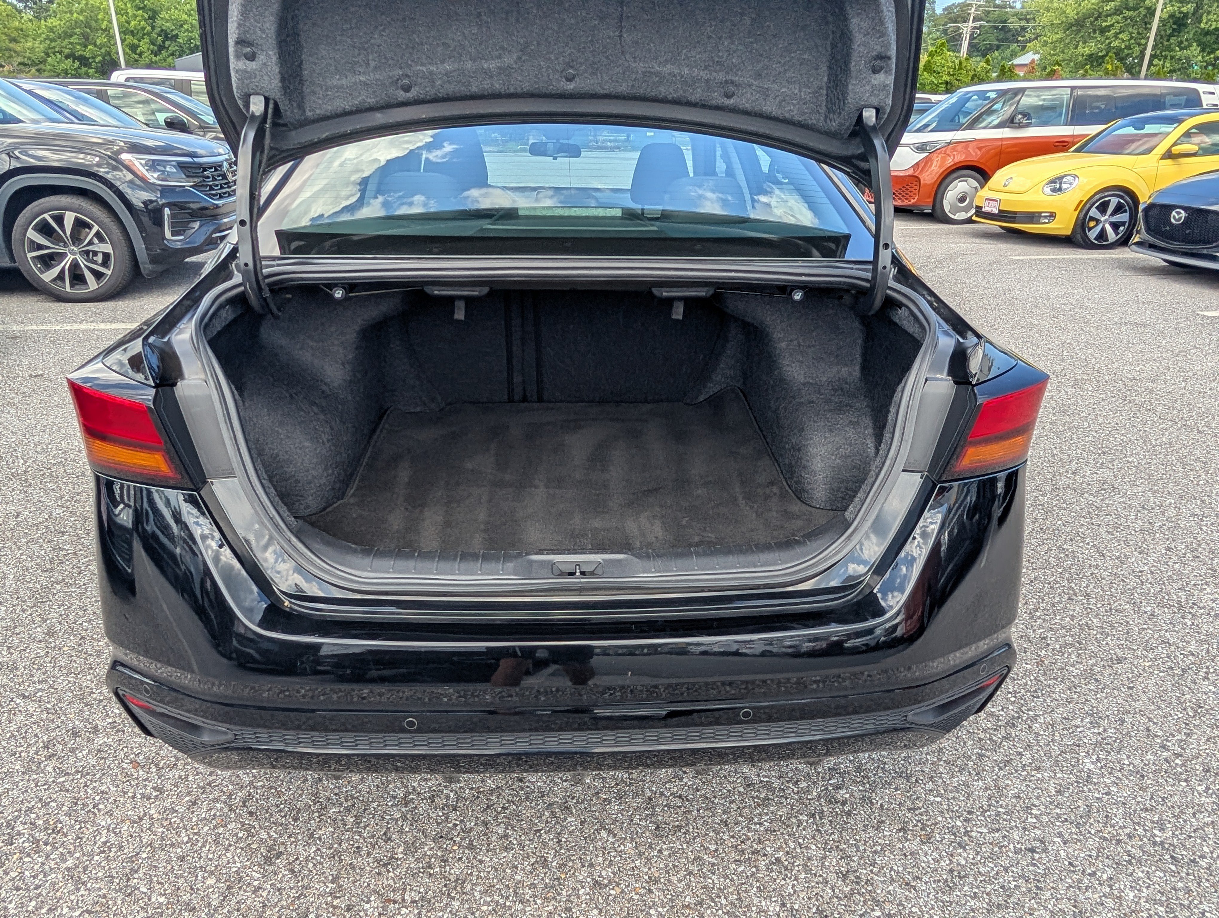 Used 2024 Nissan Altima 2.5 SV FWD image 13
