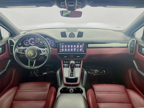 Certified 2022 Porsche Cayenne Platinum Edition image 16