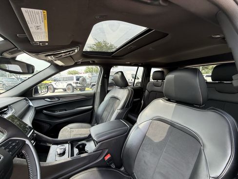Used 2024 Jeep Grand Cherokee Altitude AWD/4WD image 28