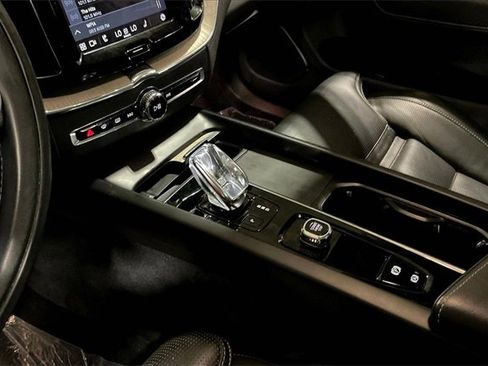 Certified 2022 Volvo XC60 T8 Inscription w/ Advanced Package image 15