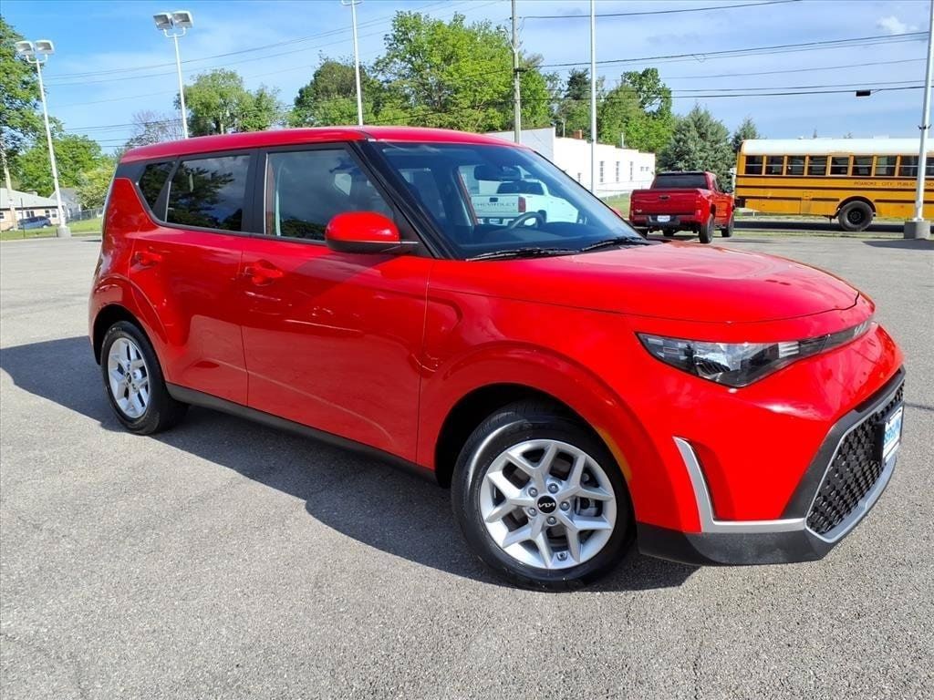 Used 2025 Kia Soul LX w/ LX Technology Package FWD image 2
